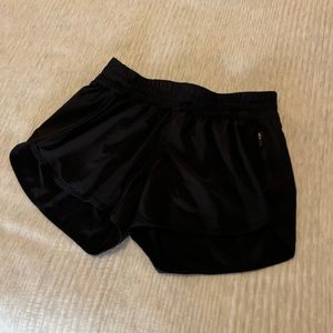 Lululemon Women’s Size 10 Tracker Short V 4”